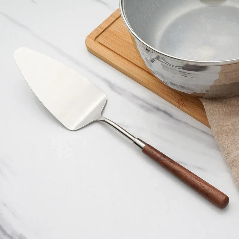 Kjøkkenredskaper i rustfritt stål med valnøtthåndtak - Til Kjøkkenet