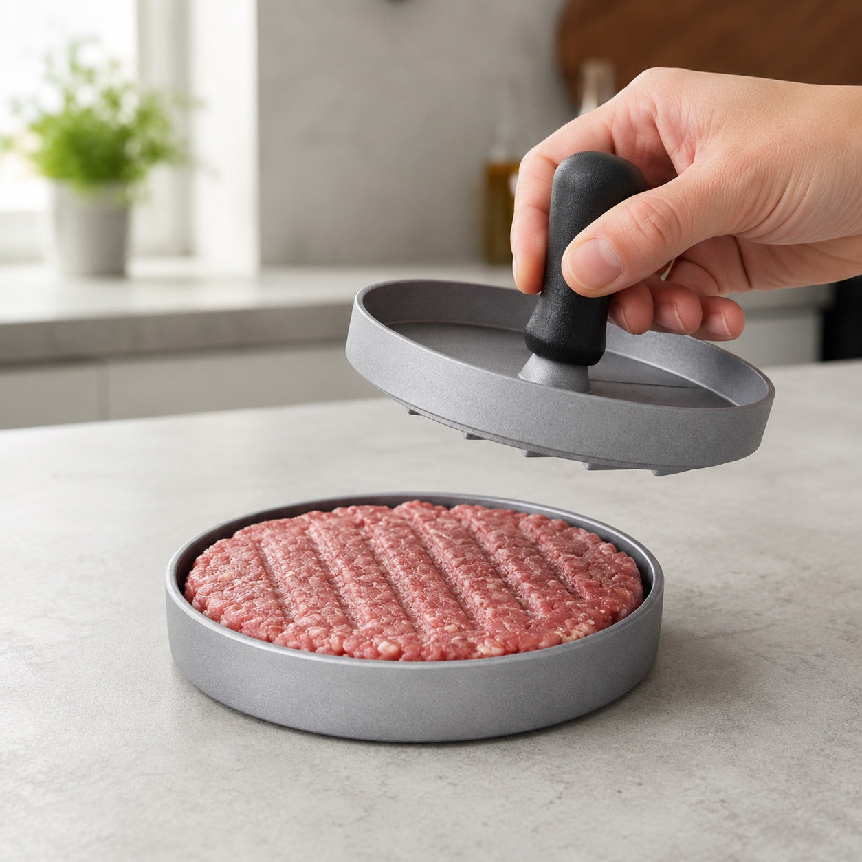 Svart burgerpresse i bruk uten bakepapir