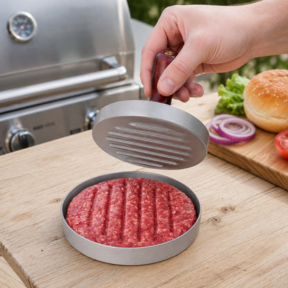 Rød burgerpresse med mørkerødt trehåndtak i bruk