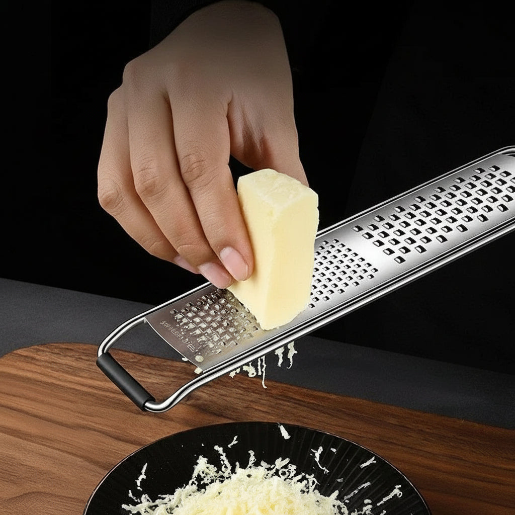 Rustfritt rivjern med trehåndtak