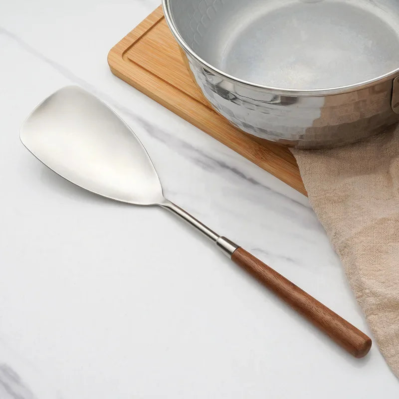 Kjøkkenredskaper i rustfritt stål med valnøtthåndtak