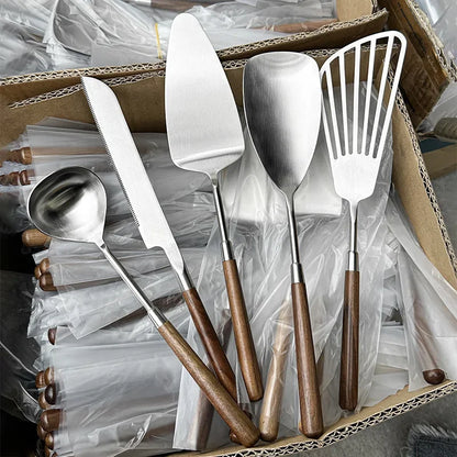 Kjøkkenredskaper i rustfritt stål med valnøtthåndtak