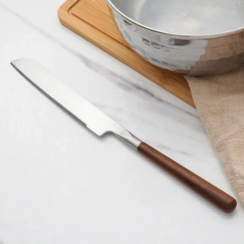 Kjøkkenredskaper i rustfritt stål med valnøtthåndtak