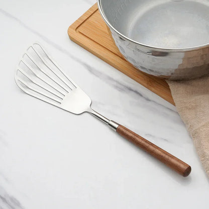 Kjøkkenredskaper i rustfritt stål med valnøtthåndtak