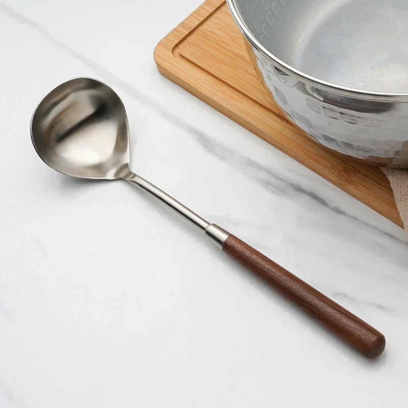 Kjøkkenredskaper i rustfritt stål med valnøtthåndtak