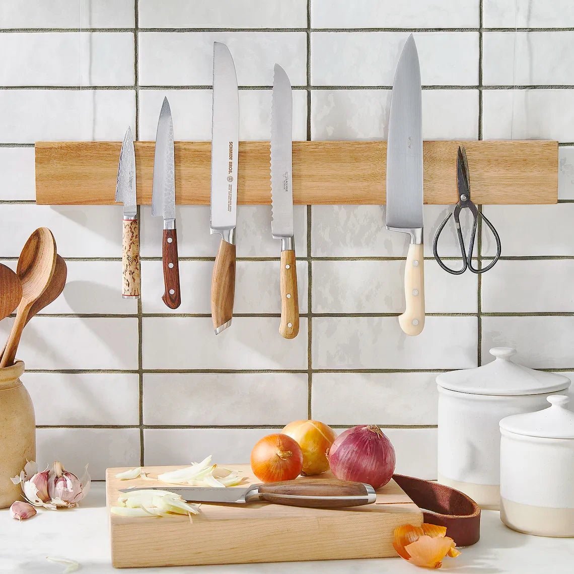 Magnetisk knivlist i akasietre - Til Kjøkkenet