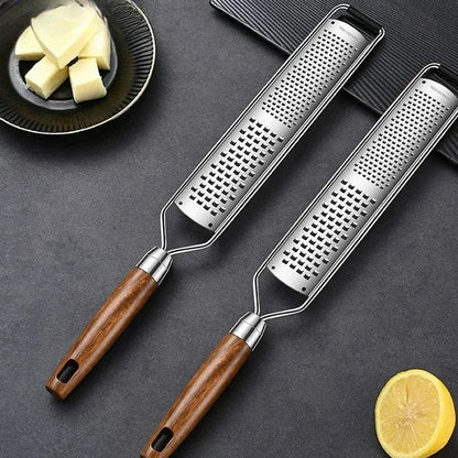 Rustfritt rivjern med trehåndtak