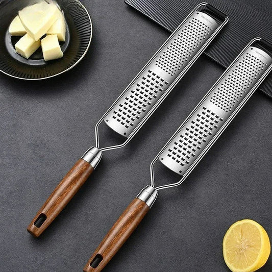 Rustfritt rivjern med trehåndtak