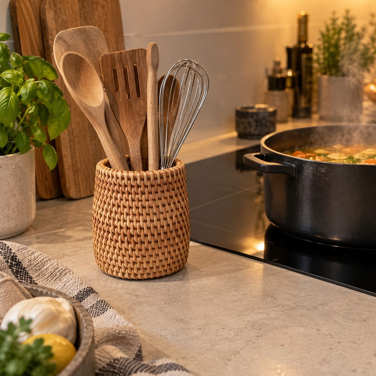 Flette redskapsholder med tresleiver og visp ved komfyren