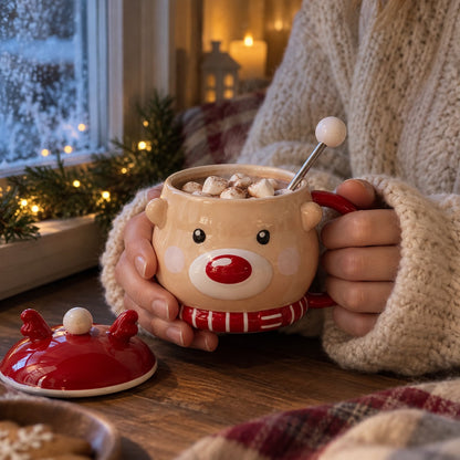 Hender holder JuleRein-koppen med varm kakao og marshmallows