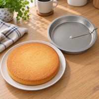 Sukkerbrødkake vendt hel ut på fatet ved siden av den tomme formen