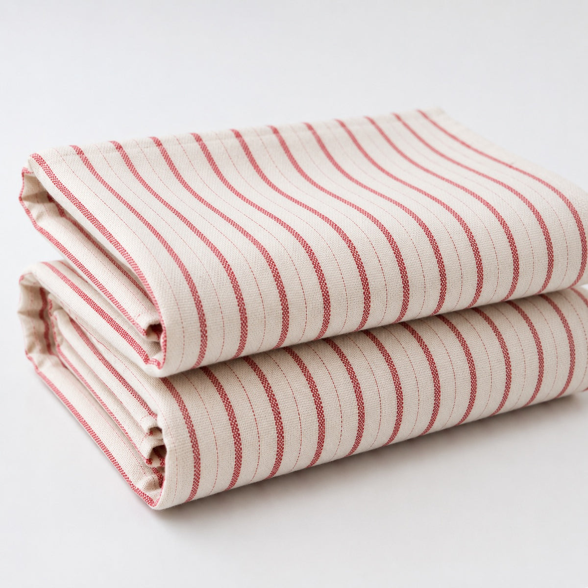Bomullsduk 140 x 50 cm med fine røde striper på offwhite bunn