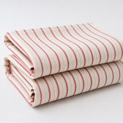 Bomullsduk 140 x 50 cm med fine røde striper på offwhite bunn