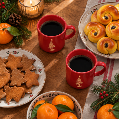 To julekopper på frokostbordet med lussekatter