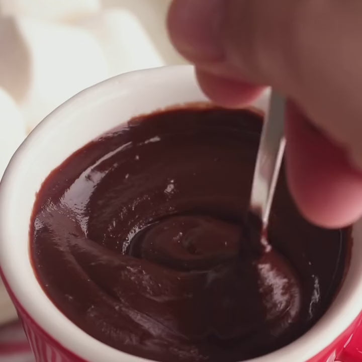 Video: marshmallow og jordbær dyppes i smeltet sjokolade i Dippi
