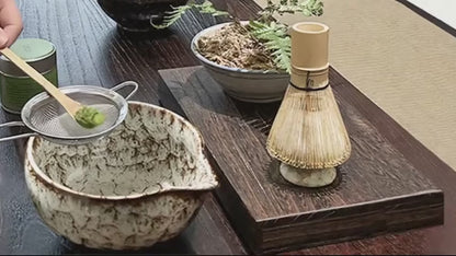 Ekte video: matcha siktes, vann helles i og matchaen vispes i Mossa-skålen