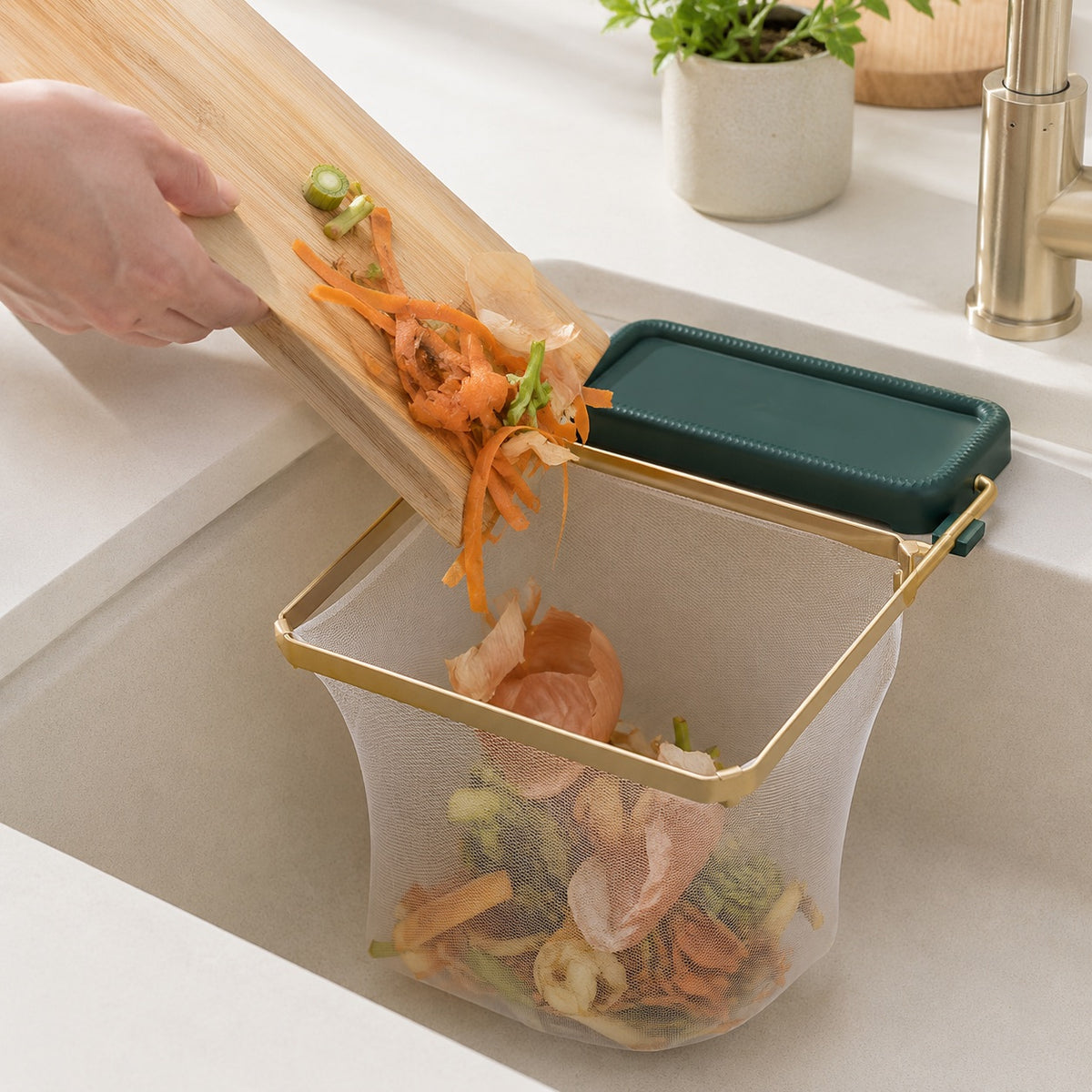 Grøn SlukRen-holder i brug ved køkkenvasken