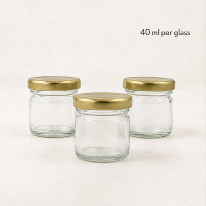 Tre mini syltetøyglass med kapasitet på 40 ml per glass