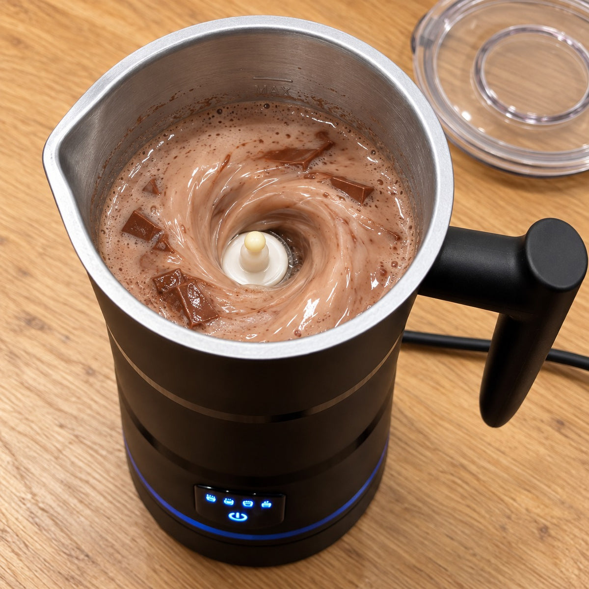 Magnetvispen blander melk og sjokolade til kremet kakao inne i kanna