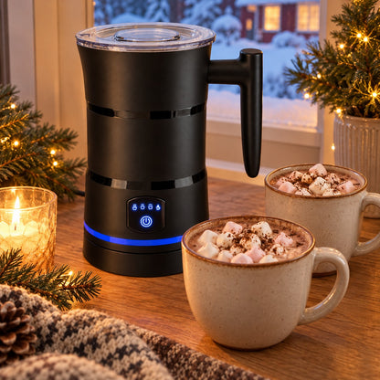 Kakaomaskin og to kopper kakao med marshmallows i julestemning