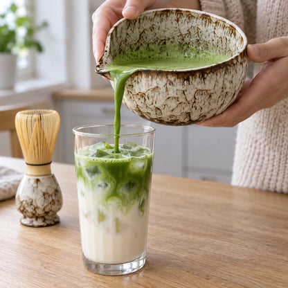 Matcha helles fra tuten på Mossa-skålen ned i et glass med is og melk