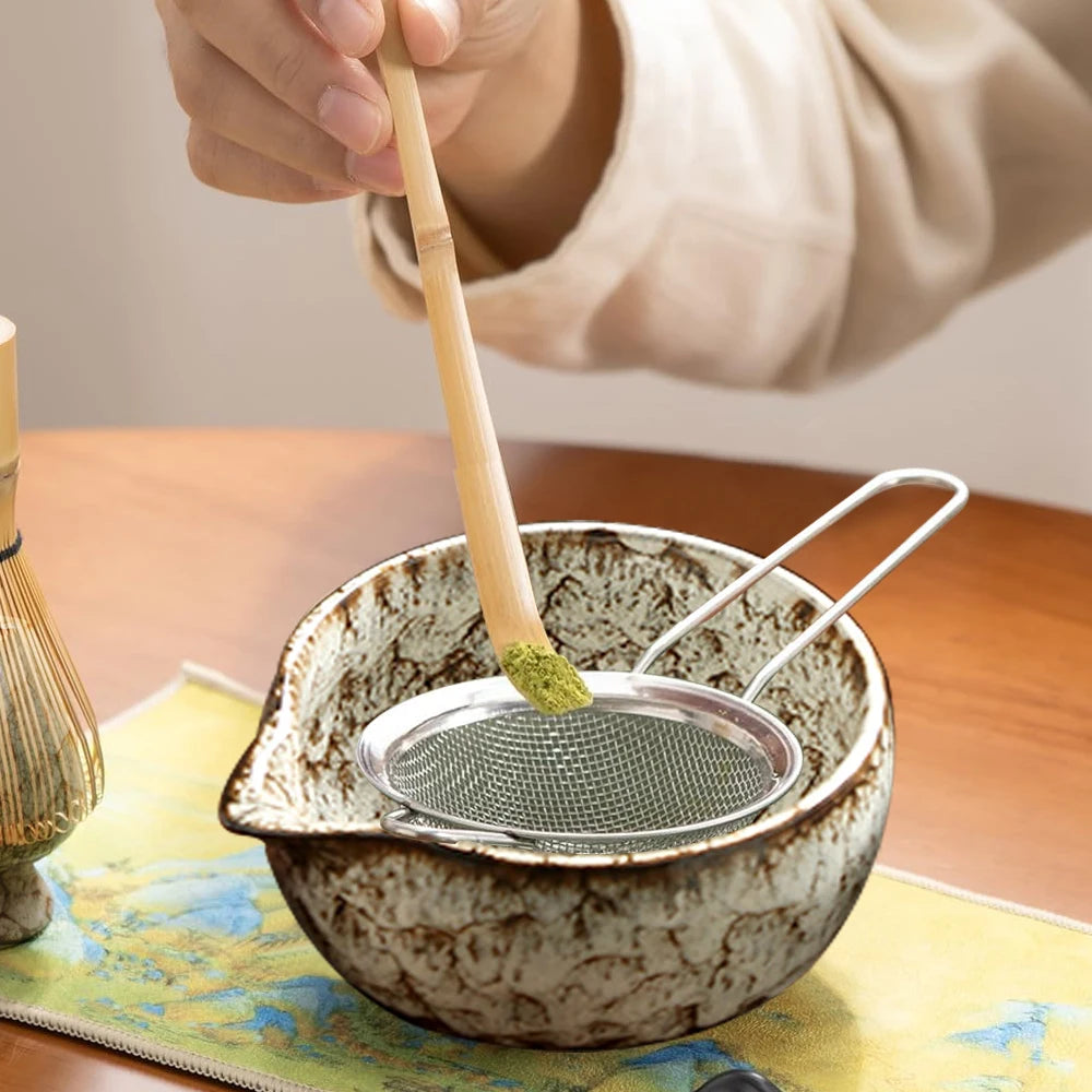 Matcha siktes gjennom silen ned i Mossa-skålen