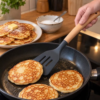 Stekespade i silikon med tre spor vender lapper i en non-stick-panne uten riper