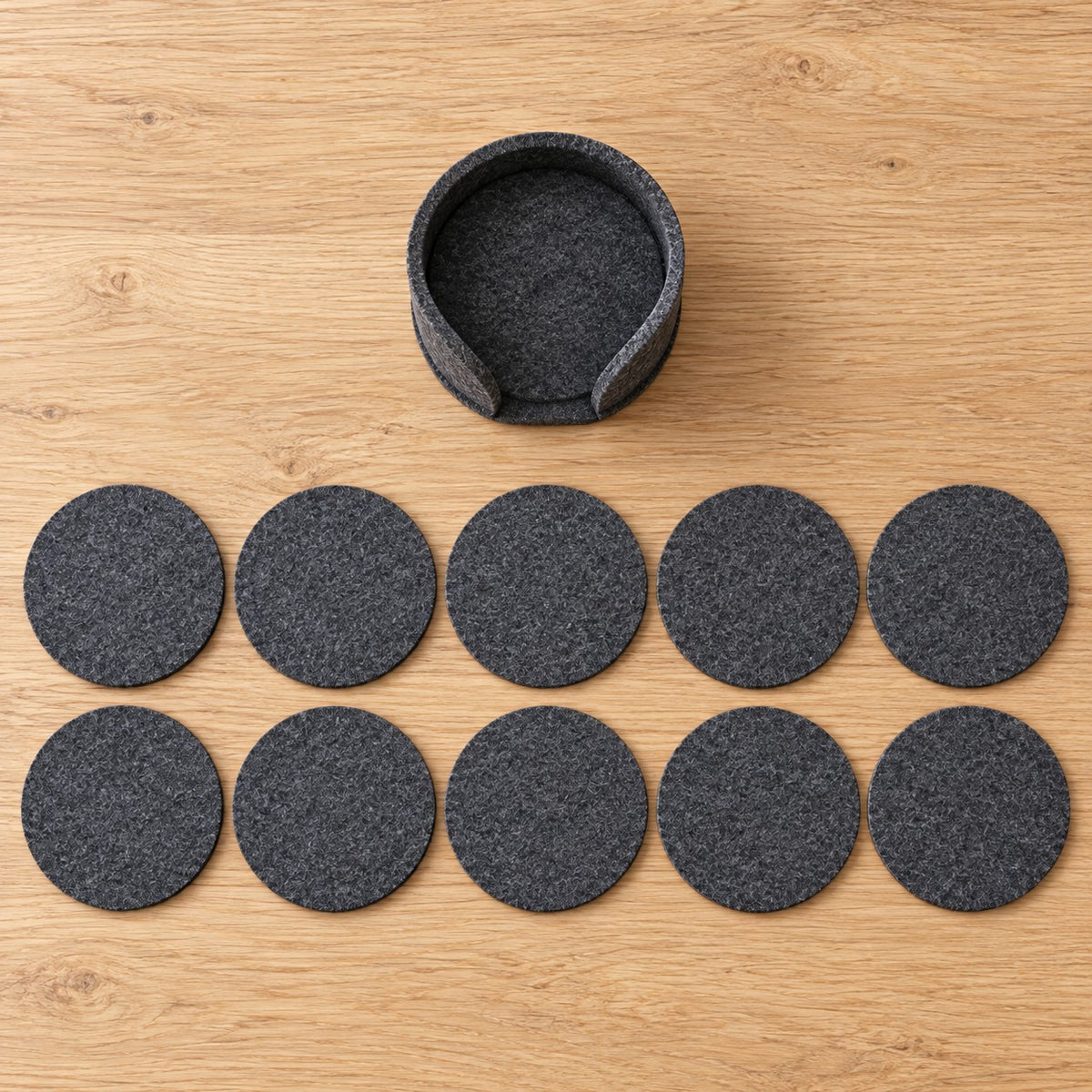 Dette får du: 10 runde filtbrikker og 1 holder i mørk grå filt