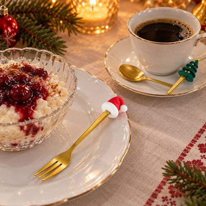 Dessertgaffel med nisselue og teskje med juletre på julebordet med riskrem og kaffe