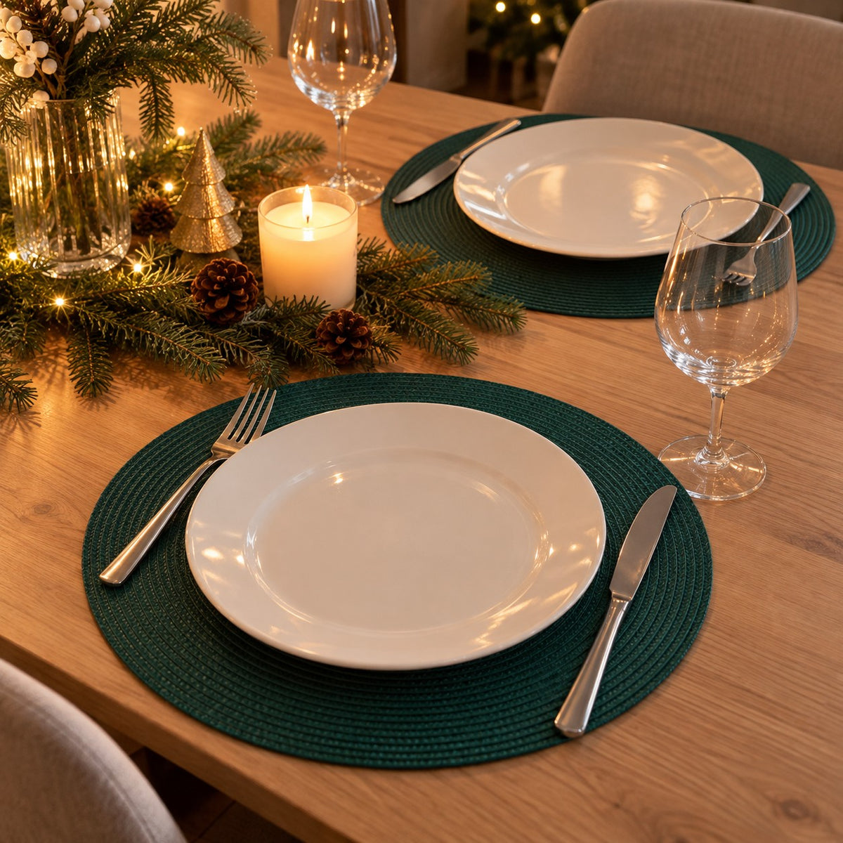 Grønne runde julebrikker på julebordet med tallerkener og granbar
