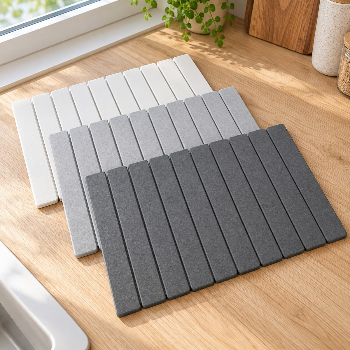 Quick-drying stone mat in dark grey, light grey and white on the kitchen benchtop