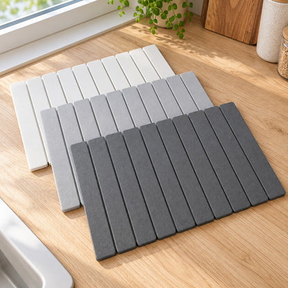 Quick-drying stone mat in dark grey, light grey and white on the kitchen benchtop