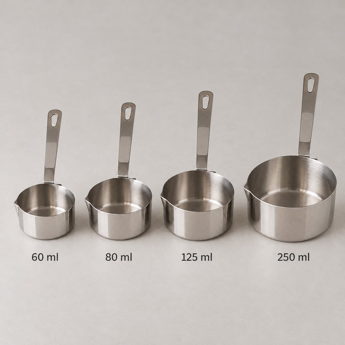 Måleskjeene i fire størrelser: 60 ml, 80 ml, 125 ml og 250 ml