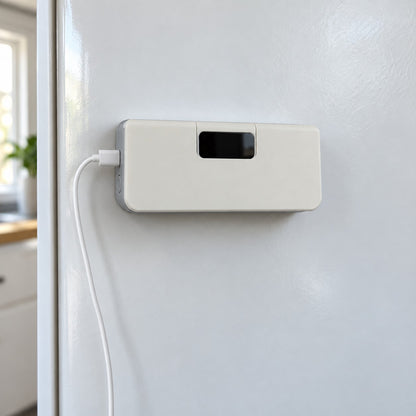 Sealio poselukker festet med magnet på kjøleskapsdøra, lader med USB-C-kabel