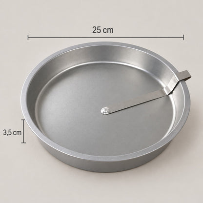 Slippa cake tin with dimensions: 25 cm in diameter and 3.5 cm high, with the release lever on the base
